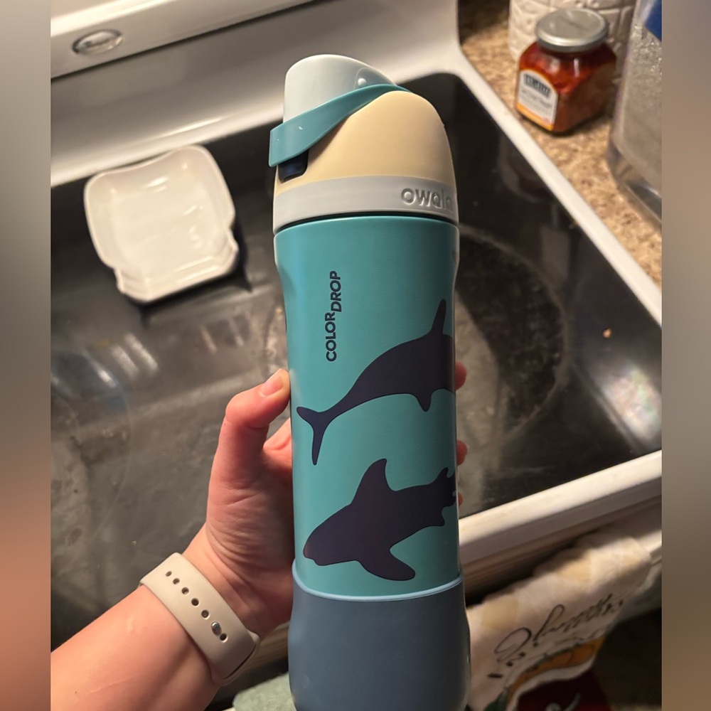 Owala Fin Frenzy Color Drop 24oz FreeSip Water Bottle, Limited Edition Shark